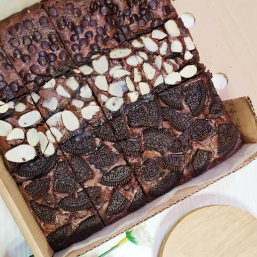 

➥ Brownies Bella Brownies MELTED Panggang Premium Brownies topping Chocochips Almond Oreo II HAMPERS LEBARAN 2022 ♩