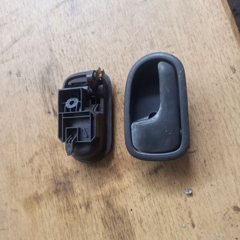 handle pintu tarikan pintu dalam bagian kiri Mazda 323 Familia Lantis
