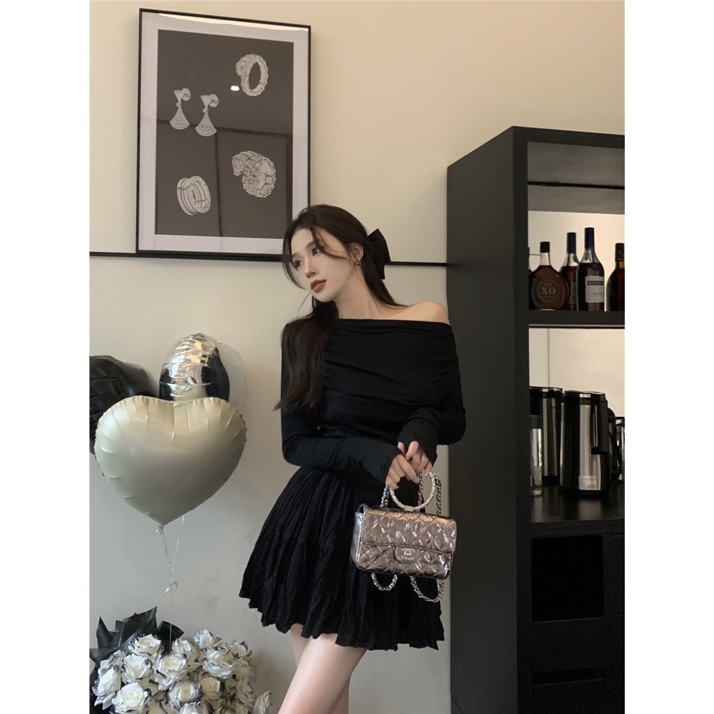 Red Kumikumi Pure Desire Wind One-Shoulder Dress Spring Bahasa Perancis Tanpa Tali Pinggang Hitam Kecil Gaun Temperamen Rok Pendek Wanita