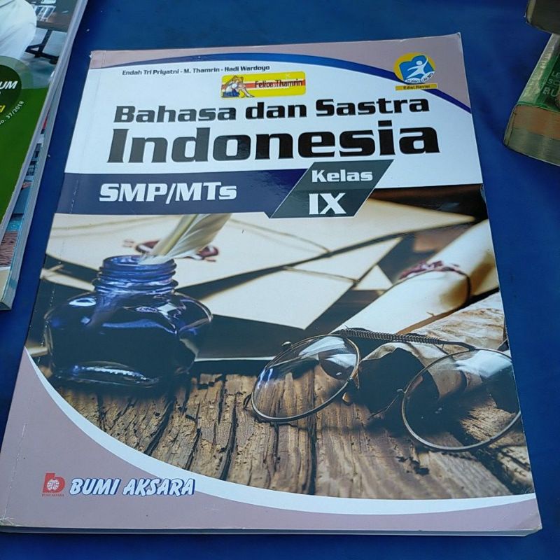 

buku bahasa dan sastra Indonesia