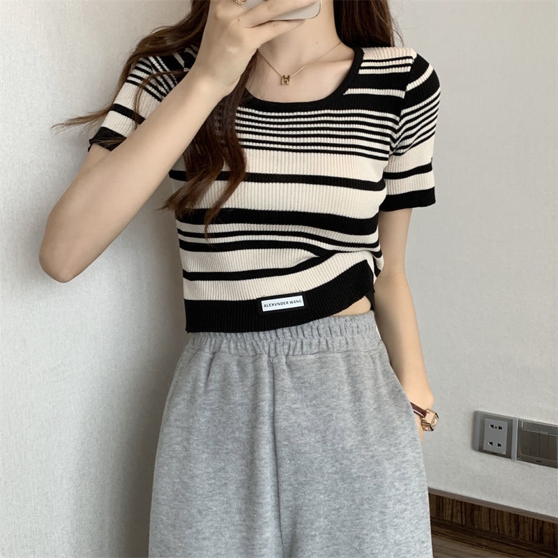 Red Bergaris Lengan Pendek T-shirt Musim Panas Wanita Rasa Desain Niche Bahu Depan Rajutan T-shirt Gadis Panas Kartu Pendek Pinggang Kecil atasan Kemeja