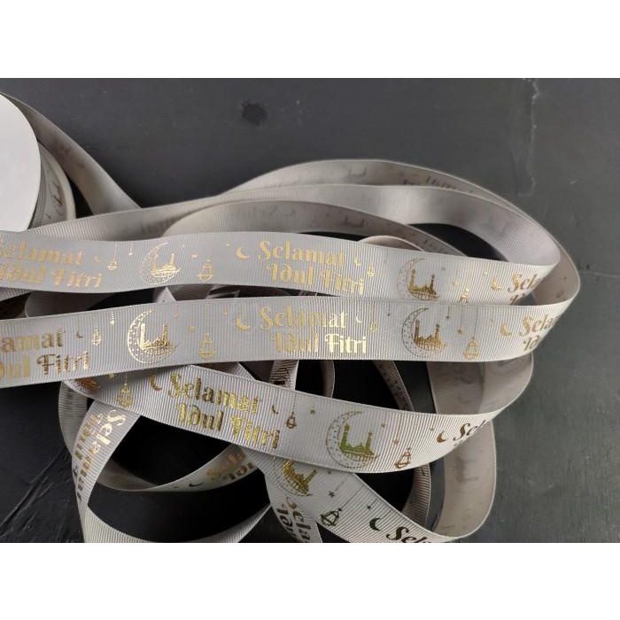 

Pita Idul Fitri -Grossgrain Emboss Emas ;Lebar 2.5 Cm ; Abu-Abu 100