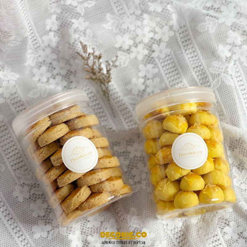 

Kue Kering Premium Lebaran Decokie.co | Nastar keju | Palm cheese cookies | Kastengel | Putri salju | Peanut cookies (kue kacang) | berat 480-500gr.