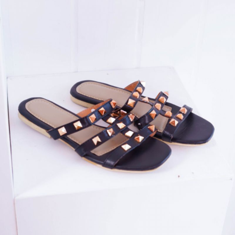 SANDAL SELOP WANITA STUDDED