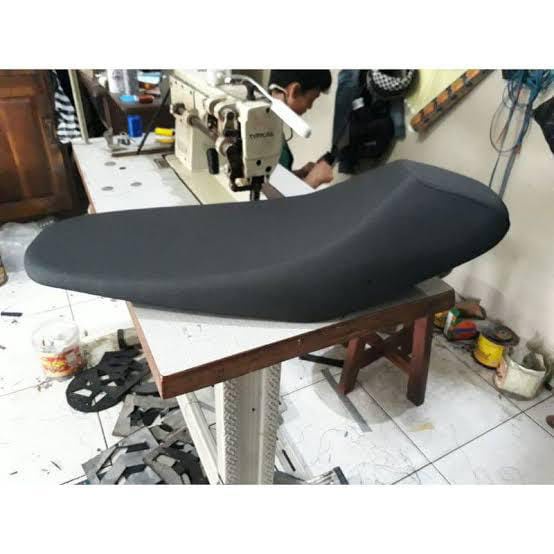 Jok Scoopy Karbu Model Roadrace Kulit Polos Amplas Full Hitam Set Tinggal Pasang/Jok Scoopy Karbu Cu