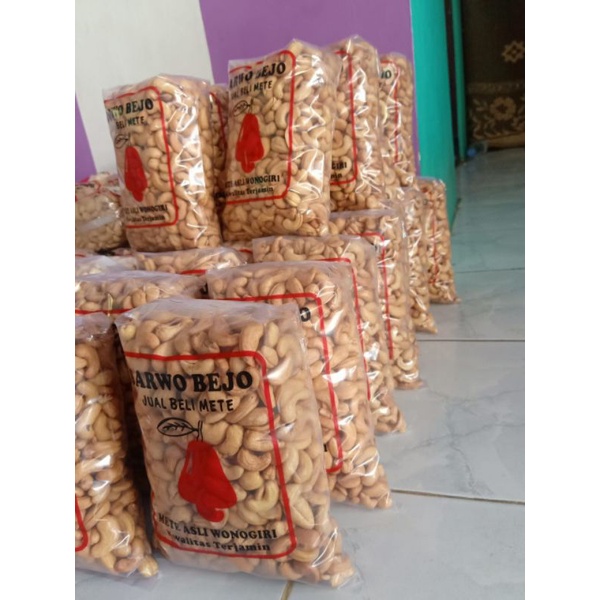 

Kacang Mete Sarwo Bejo matang
