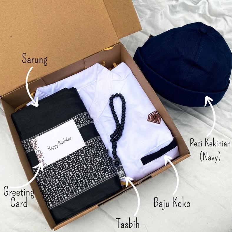 

[B2627]HAMPER KOKO/HAMPERS RAMADHAN/HAMPERS COWOK/KADO COWOK SARUNG KOKO PECI DAN TASBIH/HADIAH PERNIKAHAN/HADIAH ULANG TAHUN/HADIAH WEDDING/KADO LEBARAN/HAMPERS LEBARAN/HAMPERS RAMADHAN BAJU KOKO SARUNG PECI TASBIH/KADO SIDANG/KADO WISUDA/KADO SUNATAN .