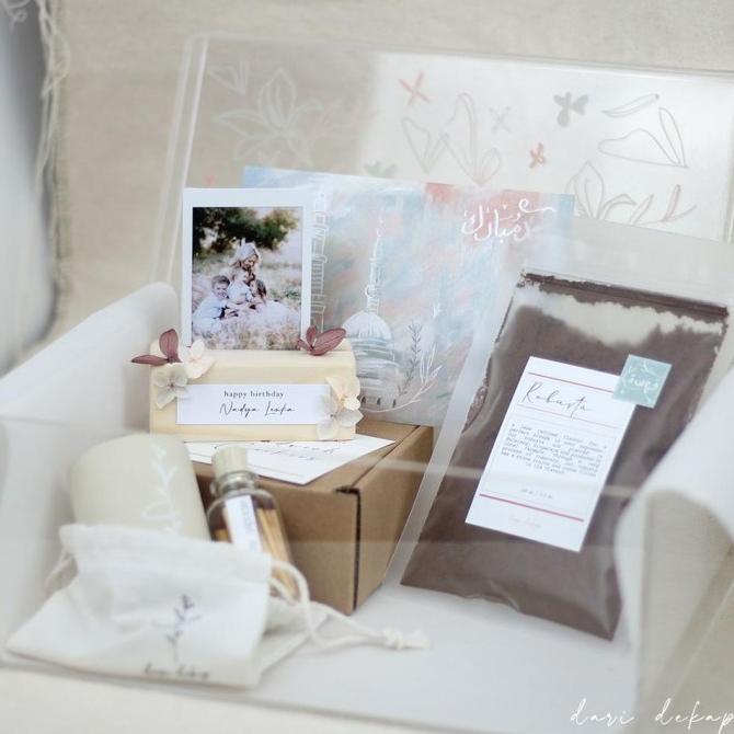 

Hampers Lebaran In Acrylic Box / Gift Set Lebaran / Hampers Idul Fitri Istanasembakoo