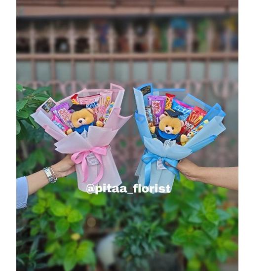 

۩ Buket Wisuda / Buket Boneka Wisuda / Buket Graduation / Buket Snack Wisuda / Hadiah Wisuda ⅎ