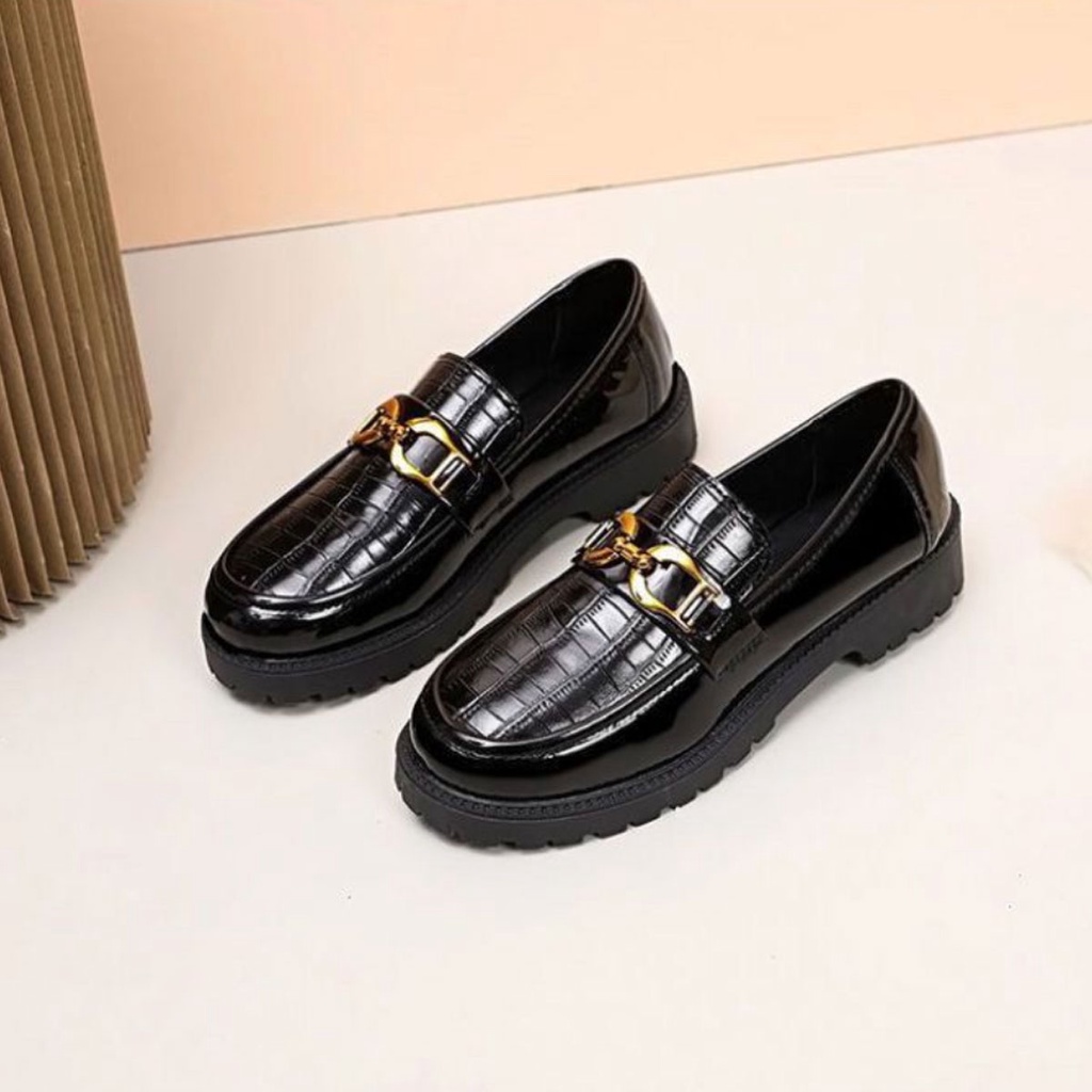 Sepatu Loafers Slip On Wanita Docmart Korea Fashion Hitam ST044