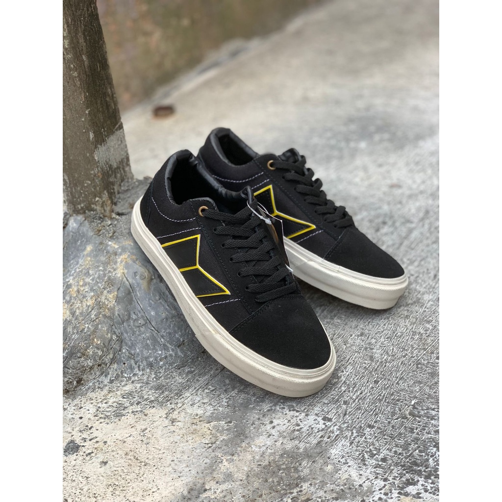 SEPATU MACBETH