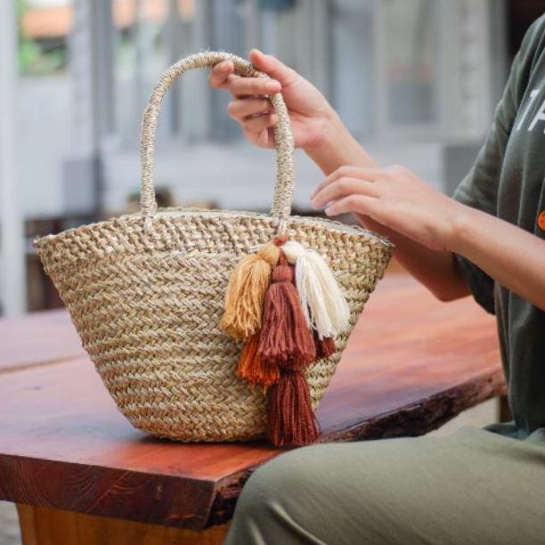 TAS ANYAMAN (0_0) TAS WANITA ANYAMAN HIAS TUSEL BESAR/ TAS ANYAMAN/ TAS HIAS/ TAS EL09I09A82L