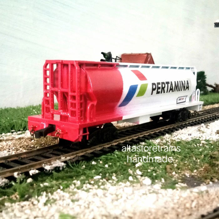 Miniatur Kereta api gerbong minyak pertamina merah putih - toko kami sedia miniatur kereta api indonesia bermesin remote control kayu krl besi kai cc 206 201 surabaya sidoarjo besar cc201