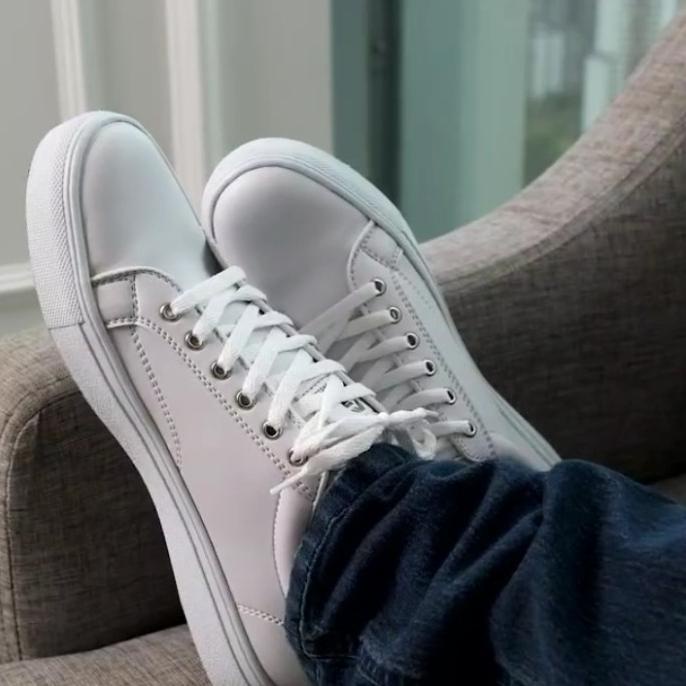 Sepatu Sneakers Casual Pria Polos Putih