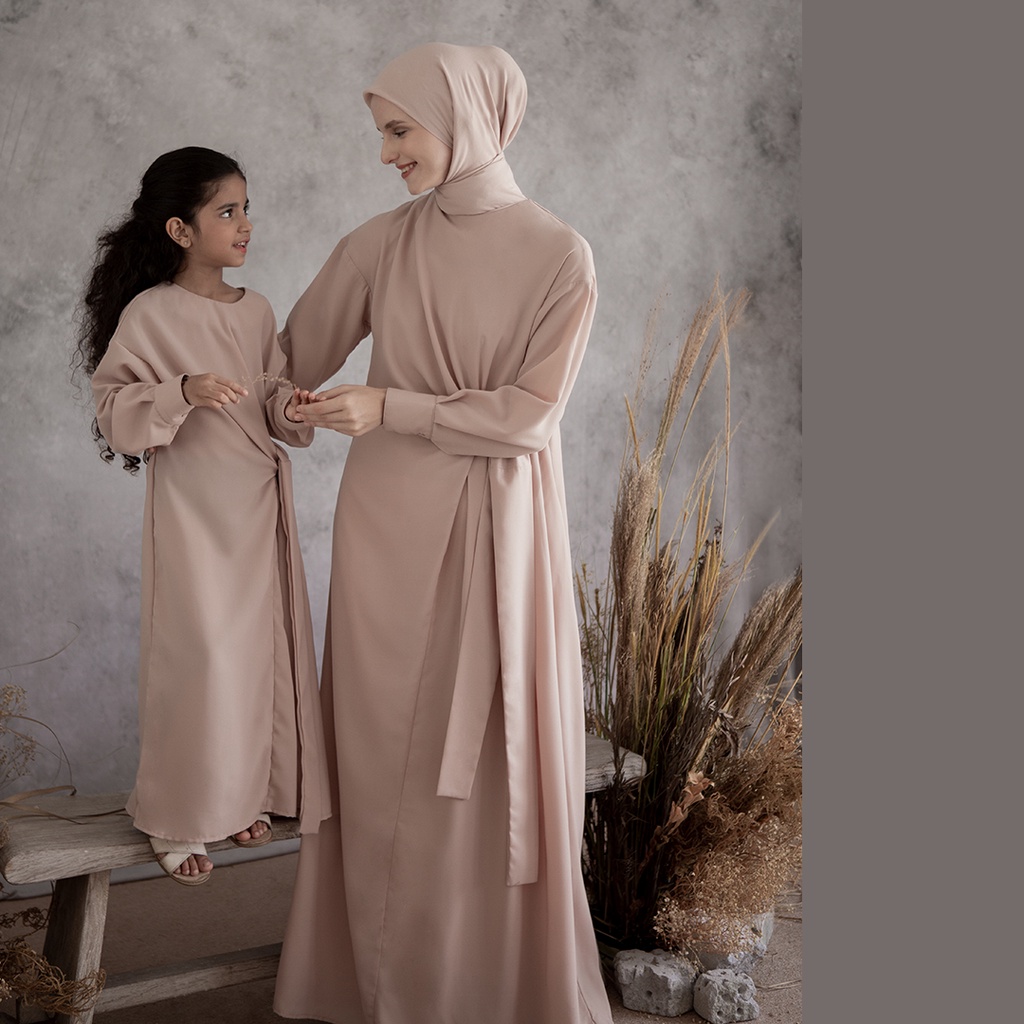 Shanjana Kids by Aska Label - Dress anak gamis anak Muslim bahan crepe lengan panjang warna beige, abu