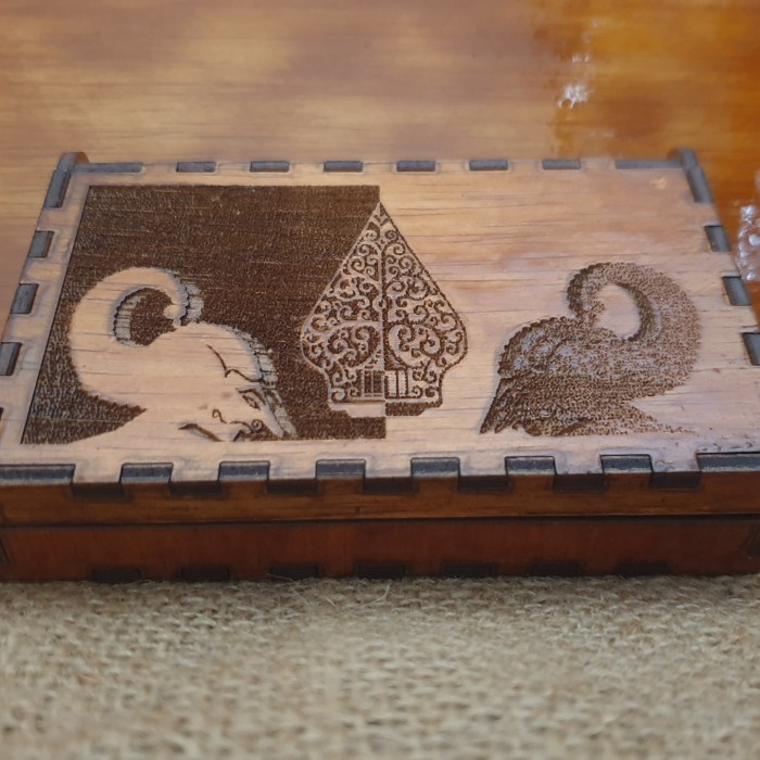 

⭐BISA COD⭐ E2212001 - Kotak Kartu Nama / box bahan plywood dengan motif wayang - Finish Coklat