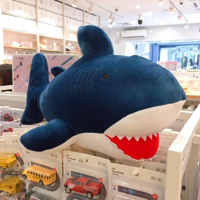 MINISO Boneka Lucu Hiu Bantal Tidur Anak Boneka Mainan Mewah 51cm