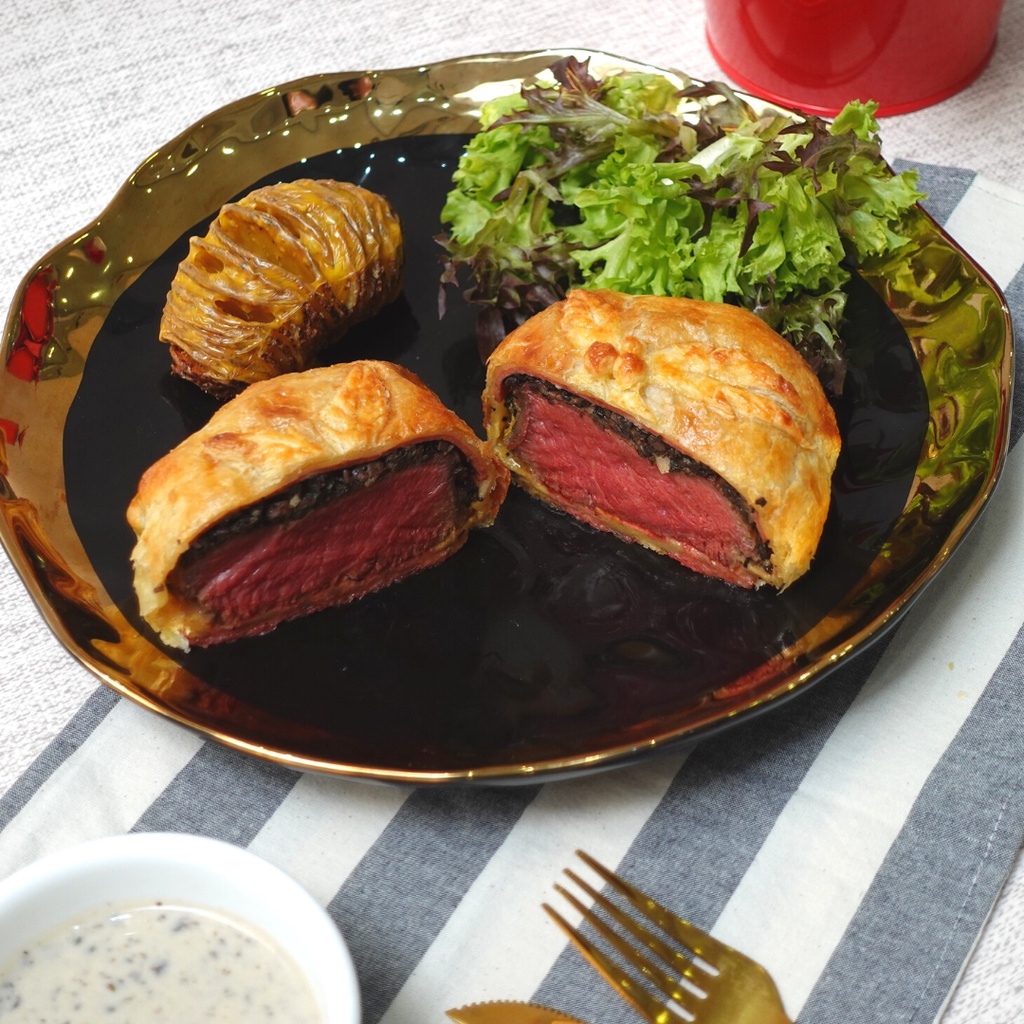

Beef Wellington Medium with Creamy Mushroom Truffle Sauce Includes 3 Side Dishes