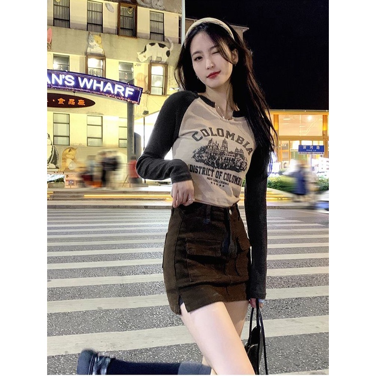 Red Manis gadis panas bahu depan lengan panjang t-shirt wanita 2023 gaya pendek baru kemeja slim bottoming dengan tren teratas musim gugur dan musim dingin