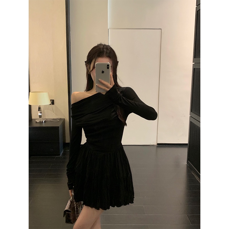 Red Kumikumi Pure Desire Wind One-Shoulder Dress Spring Bahasa Perancis Tanpa Tali Pinggang Hitam Kecil Gaun Temperamen Rok Pendek Wanita