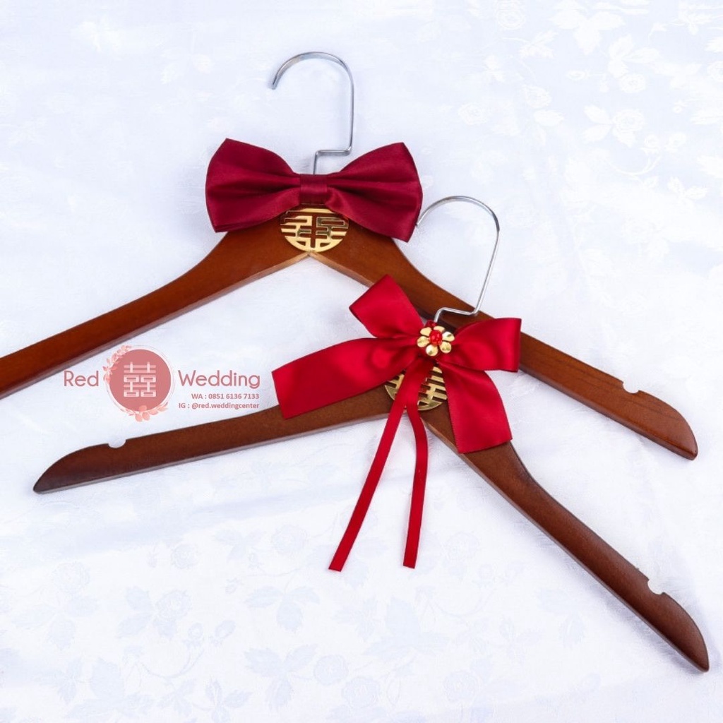 Hanger Kayu Gantungan Baju Wedding Sangjit Merah Motif Pita Shuang Xi