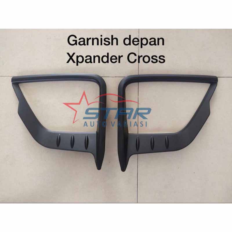 Garnish lampu depan hitam Xpander cross.