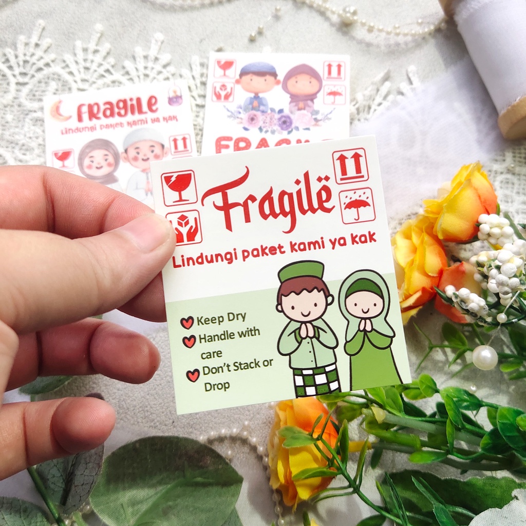 

Sticker Fragile edisi lebaran ramadan hijab couple stiker fragile kirim pengaman bahan glossy handle with care pengaman paket seal Ready Stok