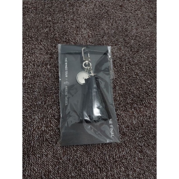 WTS MURAH BTS WINGS TOUR OFFICIAL MERCHANDISE MEDAL TASSEL KEYCHAIN TAEHYUNG (KOLEKSI PRIBADI)