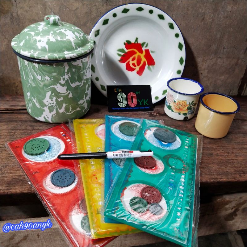 

PENGGARIS Rotari SPIROGRAPH SET Bolpen Warna Garisan Spirograf Bolpoin Kenko Merah Hitam Jadul 90an Alat Tulis MURAH.