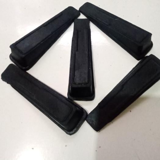 karet ganjal pintu rumah