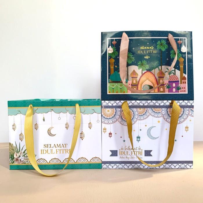 

Paperbag Lebaran 23,5 X 23,5X18Cm Paper Bag Hampers Dus Kue Idul Fitri 094