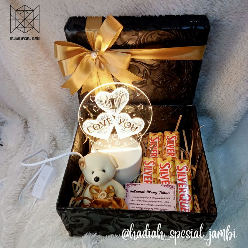

giftbox hampers coklat dan lampu tidur akrilik