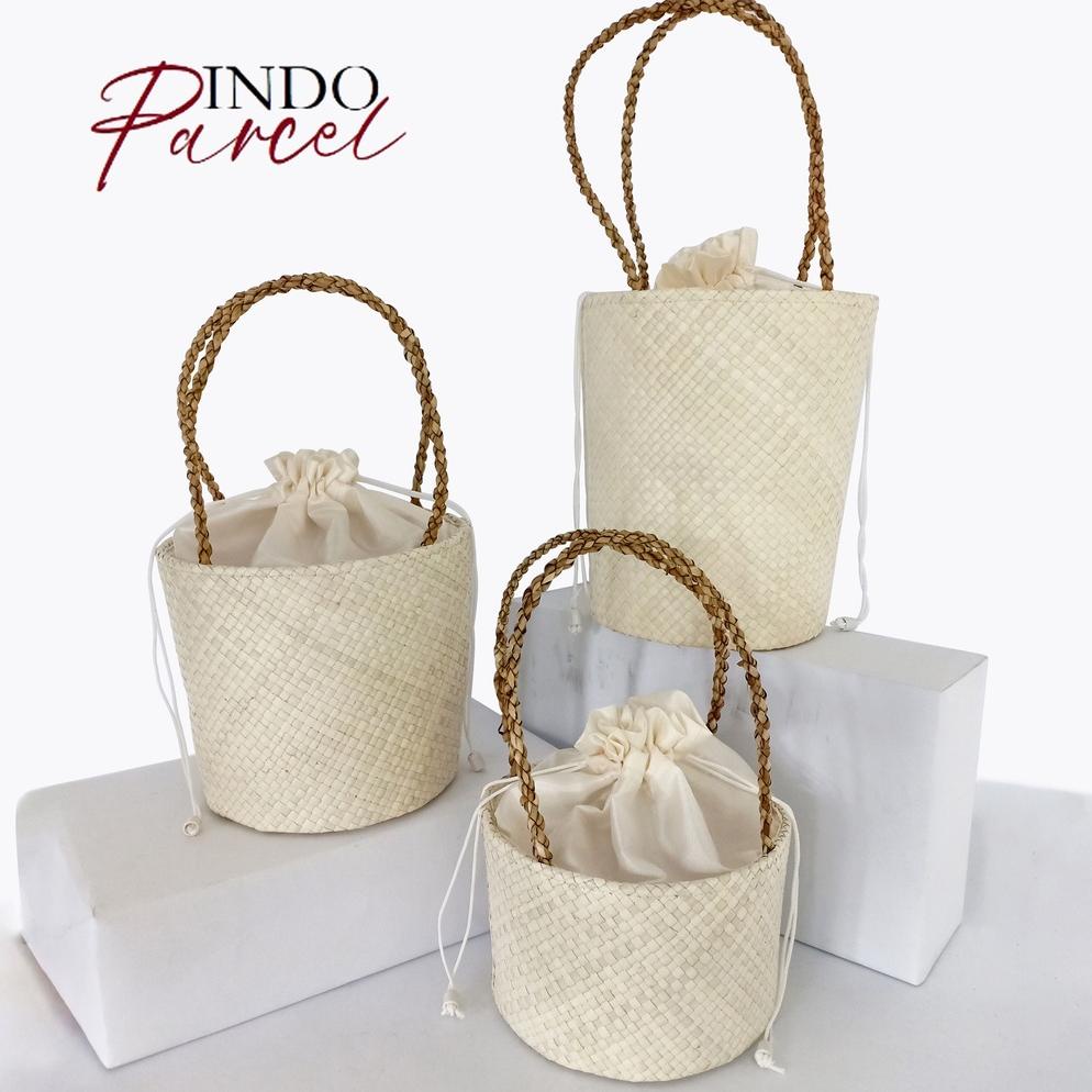 

INDOPARCEL - TAS PARSEL JINJING ANYAMAN PANDAN HAMPERS GIFT ANYAMAN TALI RARA 3 VARIAN ISI 1 - 3 TOPLES .