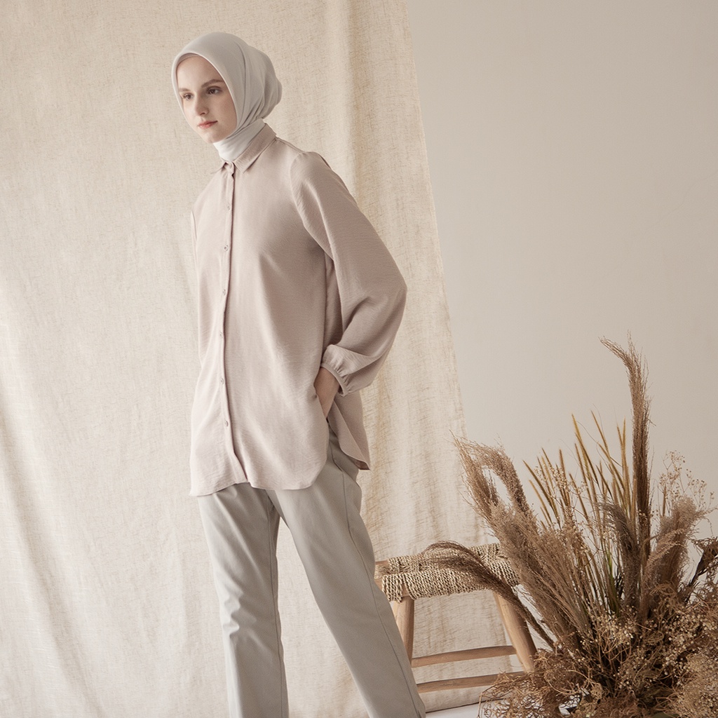 Basic Batara by Aska Label - Kemeja wanita basic lengan panjang full kancing warna offwhite, pink, coksu, abu muda, hijau, abu gelap, hitam dengan detail kerut di lenganabel