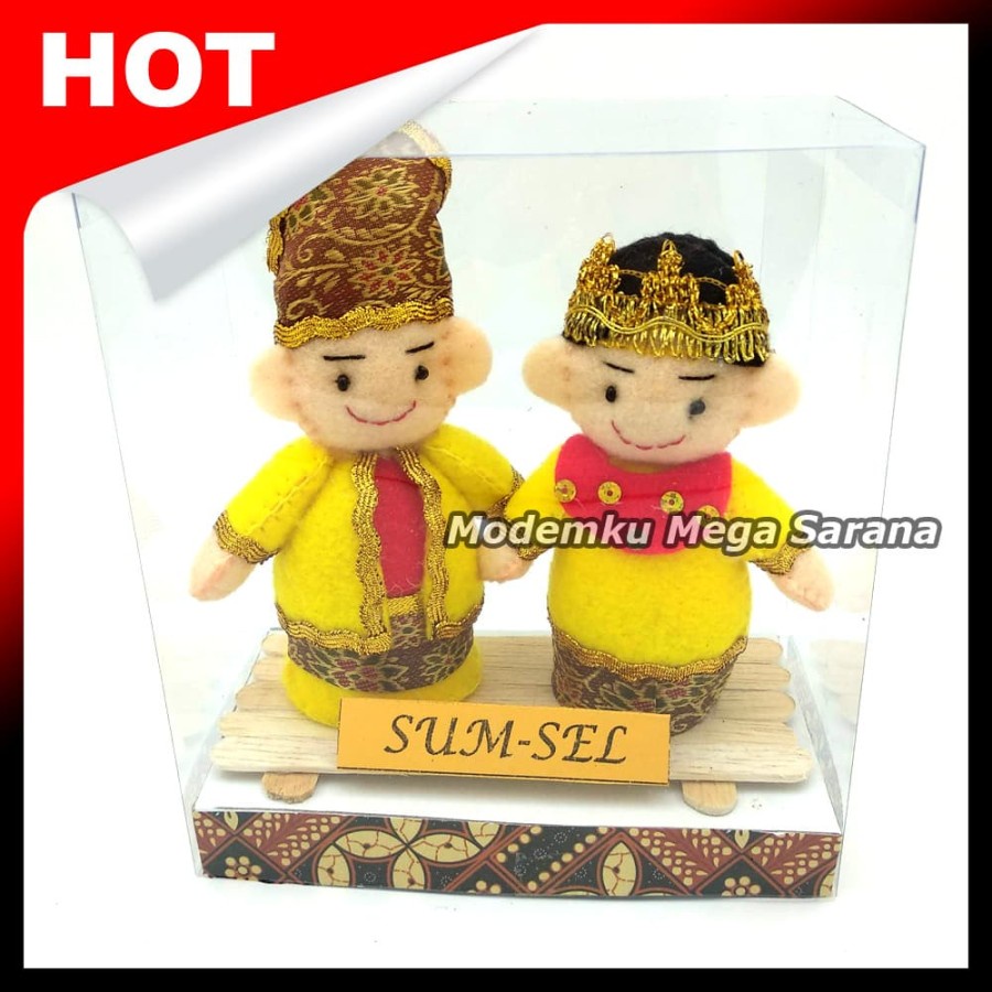 Boneka Pakaian Adat Sumatera Selatan