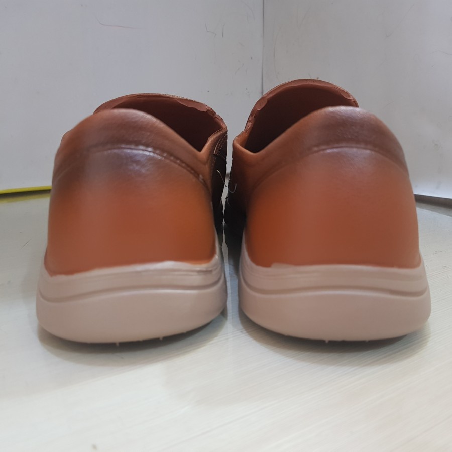Sepatu Pria Pantofel Bahan Karet Ringan Tebal Anti Licin Tanpa Sambungan Kualitas Terbaik