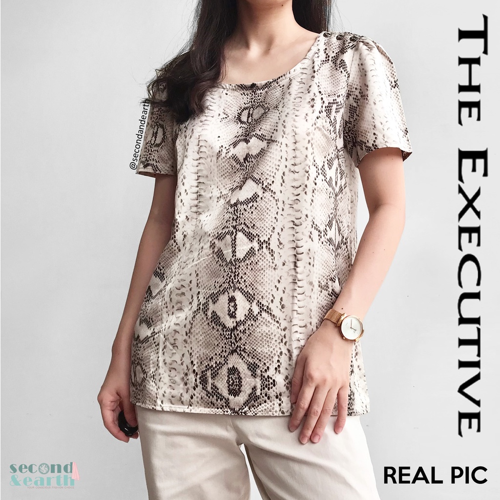 LIKE NEW The Executive Blouse (XS-S) Atasan Kerja Lengan Pendek Satin Tipis Motif Snake Piton Abu Sh