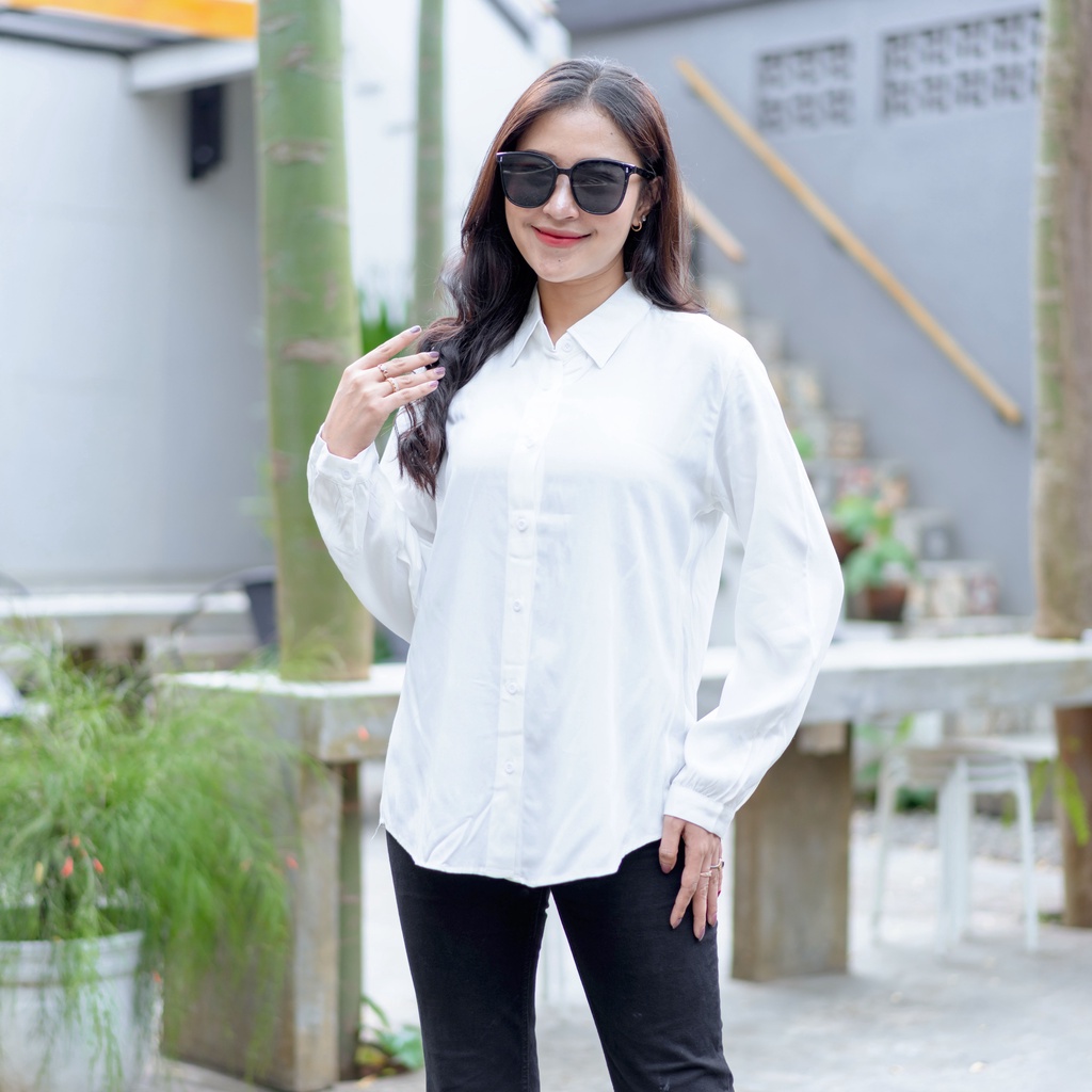 Kemeja Kerja Elegan Wanita Rayon Twill Uniqlo Adem Simple Lengan Panjang Broken White Putih Polos