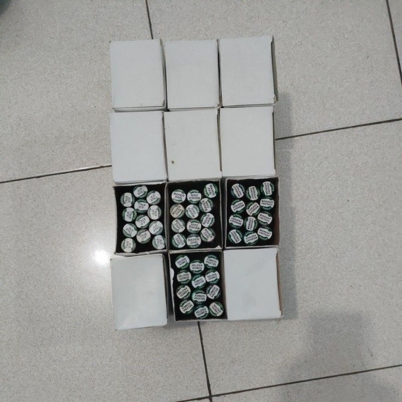 

kardus dan pewangi tubuh serta baju