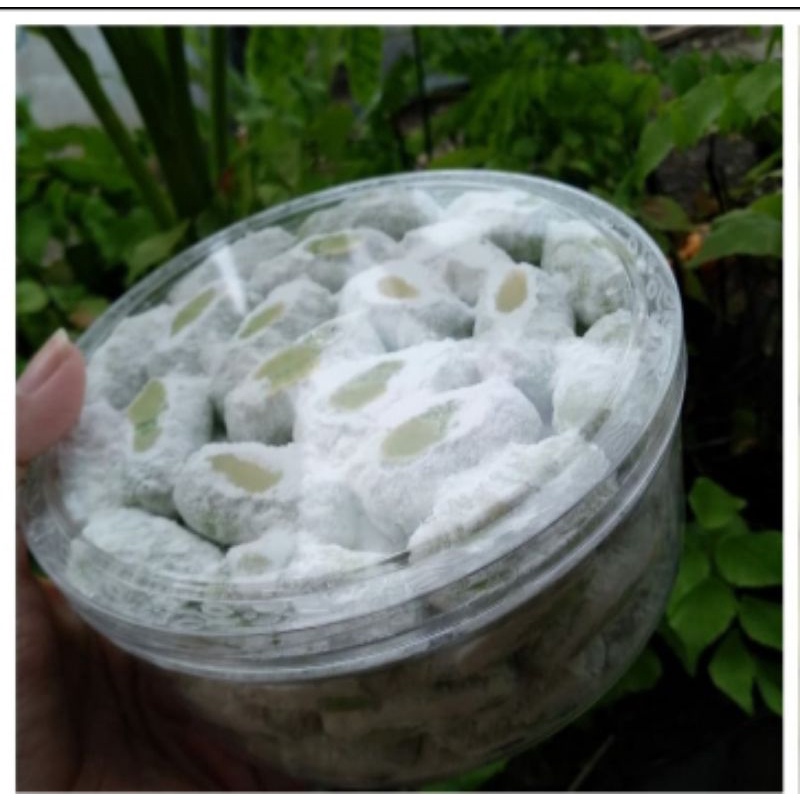 

Kue Salju Isi Kacang Mede