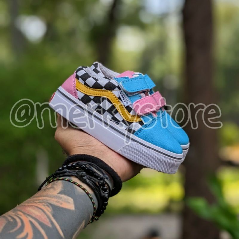 SEPATU ANAK ANAK MULTICOLOR MODEL TALI DAN PEREKAT