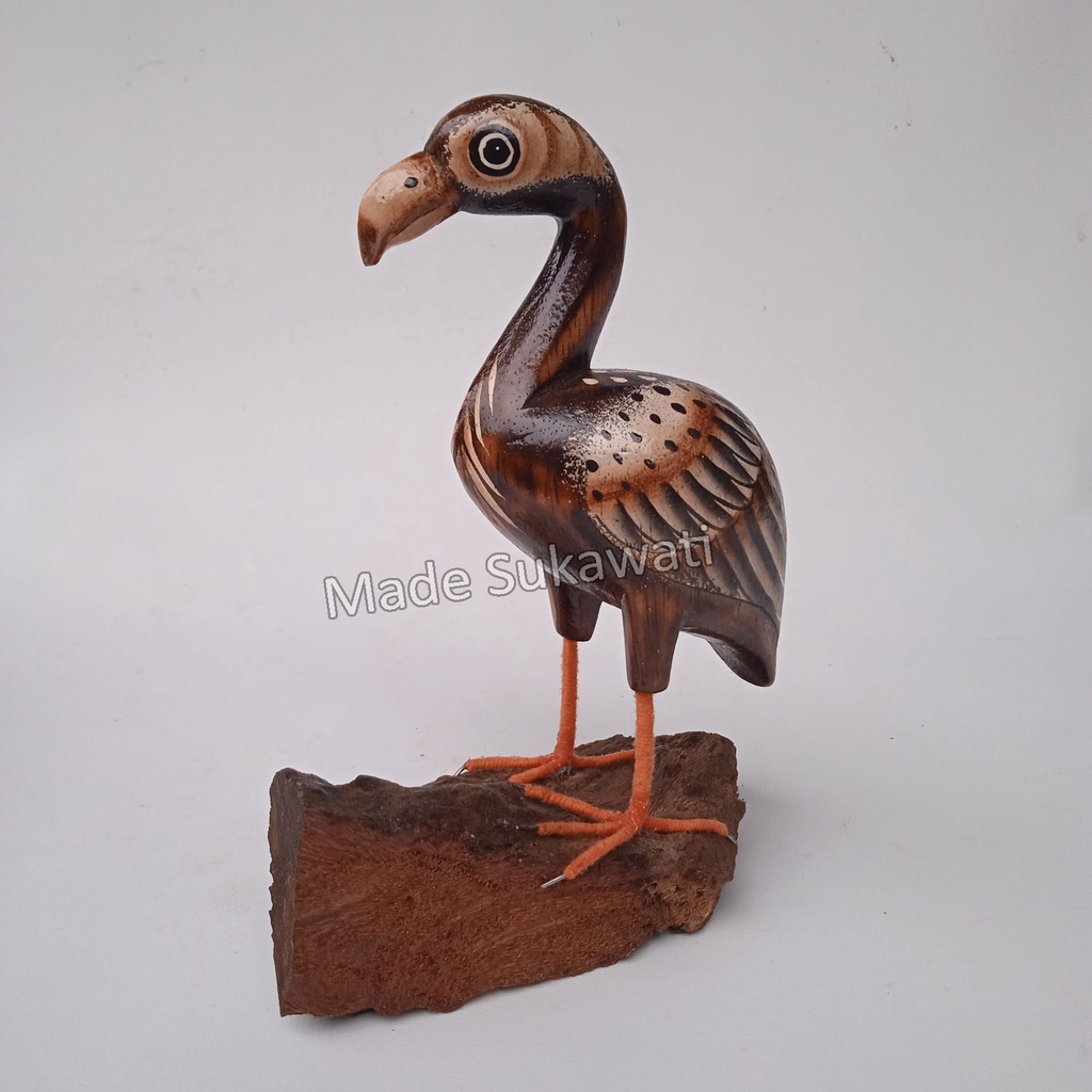 Kerajinan patung Burung Flamingo tatakan kayu handmade ukiran bali