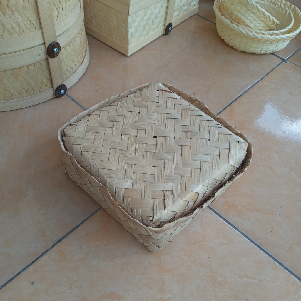 besek atau wadah makanan dari anyaman bambu
