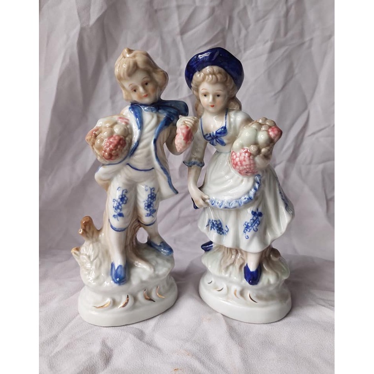 pajangan boneka pop keramik sepasang kekasih membawa buah buahan