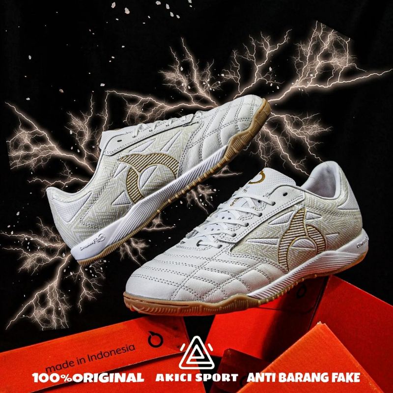 SEPATU FUTSAL ORTUSEIGHT FORTE SAVAGE IN - WHITE/GOLD