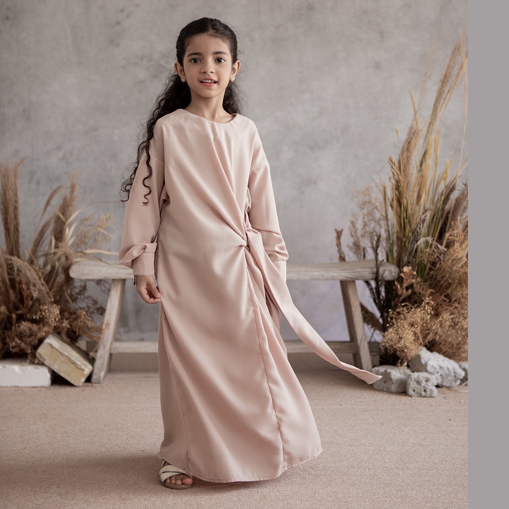 Shanjana Kids by Aska Label - Dress anak gamis anak Muslim bahan crepe lengan panjang warna beige, abu