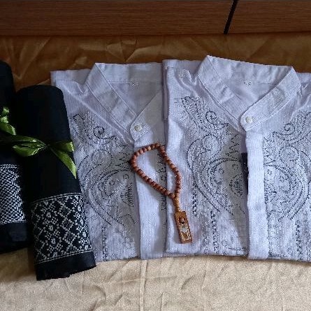 

Baju Koko Putih Bordir + Sarung Tenun Hitam Baju Pria Muslim Big Size uk.XXL Jumbo Size