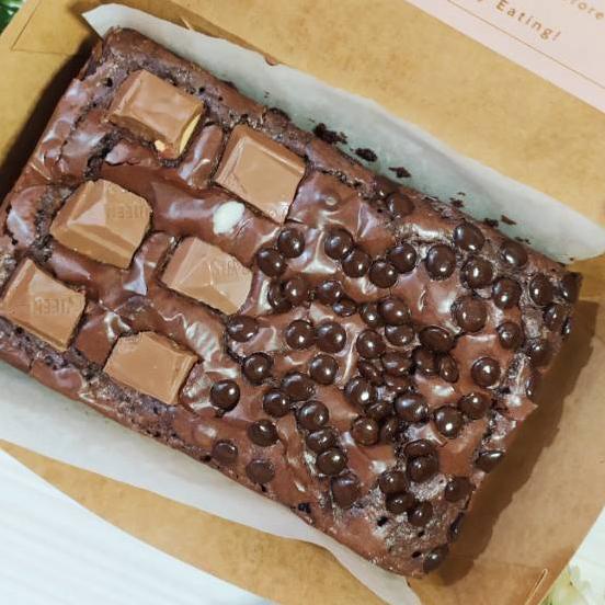 

✲ Brownies Bella Brownies Panggang Premium Fudgy or Melted Personal Size topping Silverqueen Chocochips II HAMPERS LEBARAN 2022 ☇