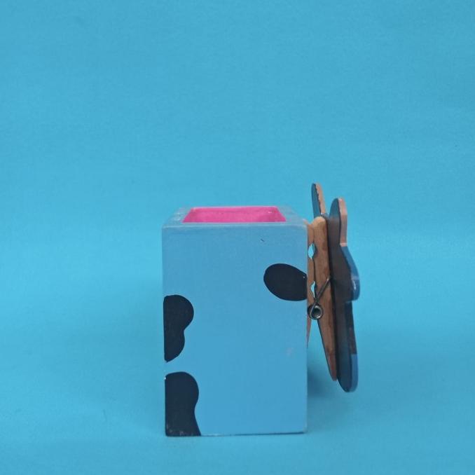 

TEMPAT PENSIL KOTAK PENSIL ANAK/MOTIF SAPI KAYU 8x7cm