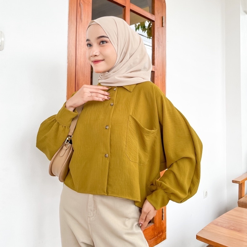 Kemeja Crop Crinkle Saku Satu Wanita Kmj01